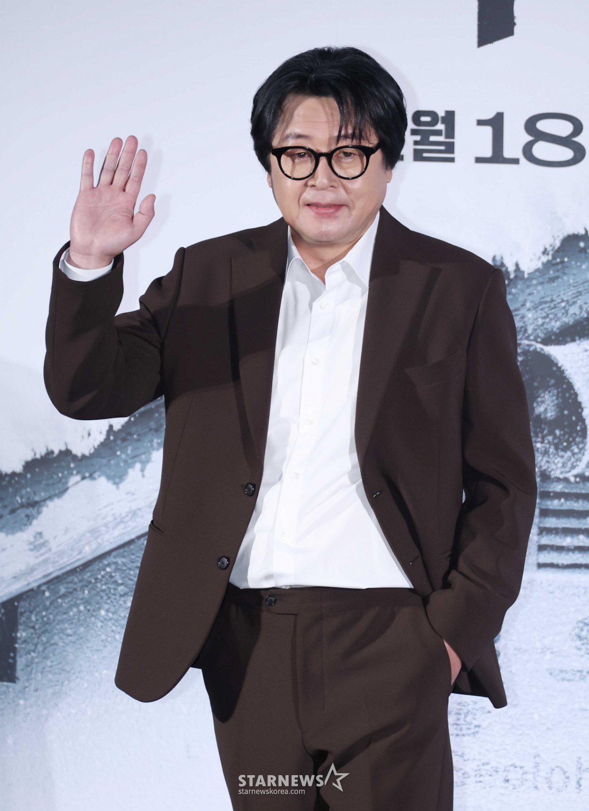 김윤석 '여유로운 손인사'[★포토]