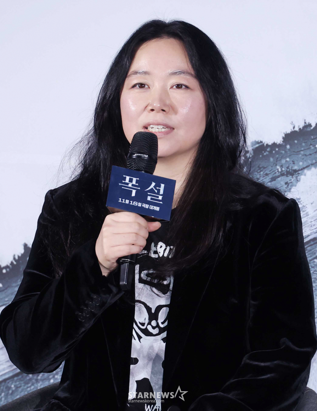 답변하는 '폭설' 홍의정 감독[★포토]
