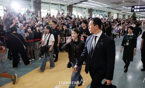 아이유엄청난 환호 속 대만 입국[★포토]