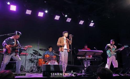 아묻따밴드 '눈길 끄는 쇼케이스 무대'[★포토]