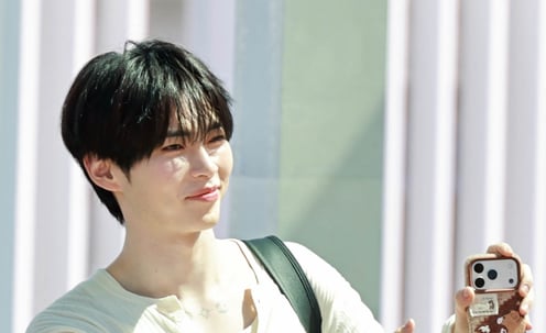 제로베이스원 성한빈 '이거 봐요~'[★포토]