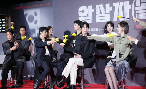 '암살자(들)'의 손가락 저격[★포토]