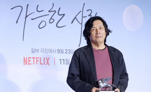 이창동 감독, 베니스에서 온 은사자상과 함께[★포토]
