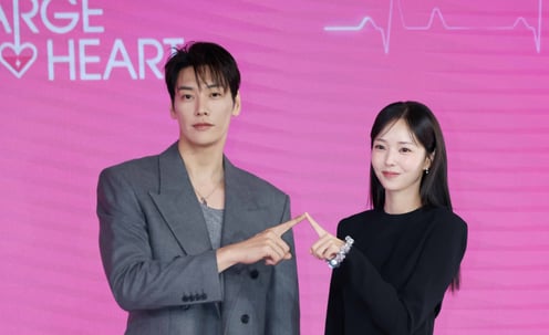 김영광-채수빈 '사랑스런 충전 커플'[★포토]