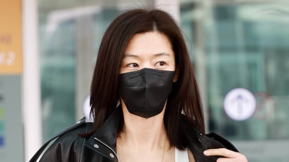 전지현 '시선강탈 민소매' 