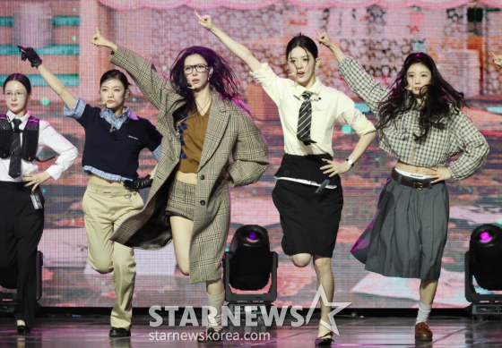아일릿 '깜찍하게 체포할게요'