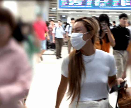 Hwasa draws attention when wearing no bras to the airport + Netizens  'Noisy