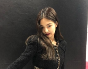 JENNIE身穿黑色?衣裙，展?迷人魅力