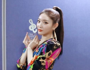 CHUNG HA ? богиня песен с трофеем: ?Уверенно пойду по пути музыки?