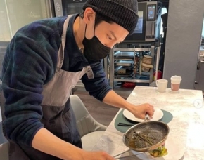 沈昌珉上?近?照，?妻子煎牛排
