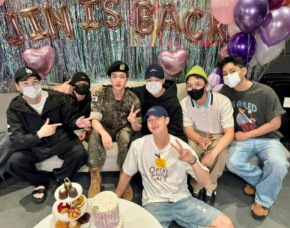 SUGA也来了，JIN退伍后聚集的防弹少年团，“我回来了！”