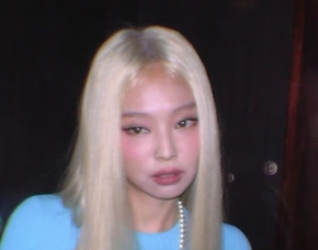 Это точно Дженни из BLACKPINK? Шокирующий образ с блондинистыми волосами и отсутствием брюк