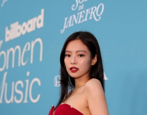 Jennie荣获美国“Billboard Women in Music”的“Global Force Award”
