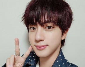 Чжин из BTS стал "Лучшим артистом марта" по итогам голосования Idolpick