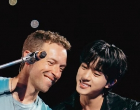 防弾少年団 JIN、Coldplayとのステージ認証ショット公開