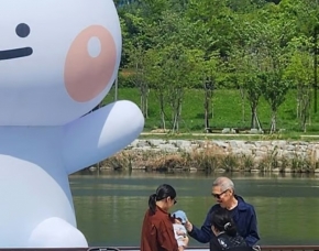 キム・ミニ、生まれて1ヵ月の息子と散歩