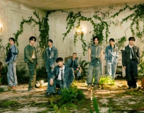 Stray Kids将发布日语迷你专辑第 3 张主打歌《Hollow》，公开新专辑曲目列表和团体照片