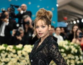 Лиса из BLACKPINK дебютировала на Met Gala в США… Эпатажный образ с отсутствием брюк и видимым нижним бельём