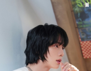 BTS JIN在“最爱豆”5月回归偶像投票中荣获第一名