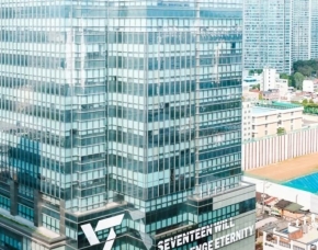 SEVENTEEN、デビュー10周年を記念してHYBE社屋に装飾