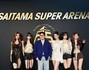 Bang Si-hyuk Stands with LE SSERAFIM