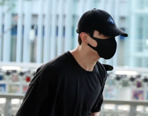 Синий ноготь на безымянном пальце Чонгука из BTS — фанаты по всему миру гадают: «Это случайно или часть кампании?»