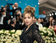 Лиса из BLACKPINK дебютировала на Met Gala в США… Эпатажный образ с отсутствием брюк и видимым нижним бельём