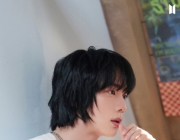 BTS JIN在“最爱豆”5月回归偶像投票中荣获第一名