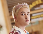 D.O、デビュー13年ぶりの「金髪」破格変身