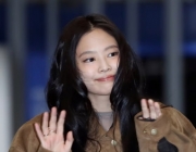 Дженни из BLACKPINK выиграла суд против самозванца, выдававшего себя за её отца… Суд: «Удалить публикации в соцсетях и изъять книги»