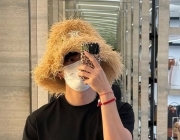 Ви — дерзкое селфи в необычной шляпе… и грандиозный спойлер: альбом BTS выйдет «весной следующего года»